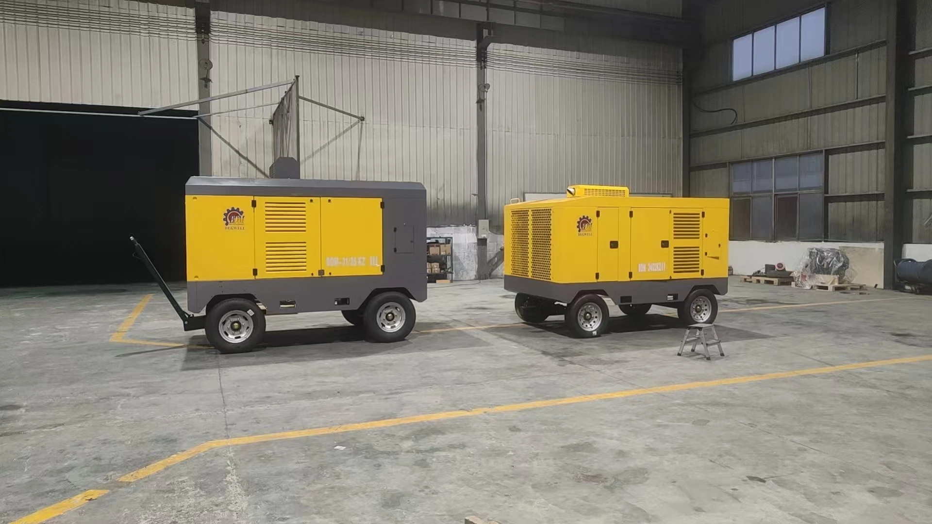 BDM-31/25 Wheeled Diesel Engine Two Stage Screw Air Compressor 22KW Air Cooled Lubricated 31m/min 25bar Mine Well Borehole