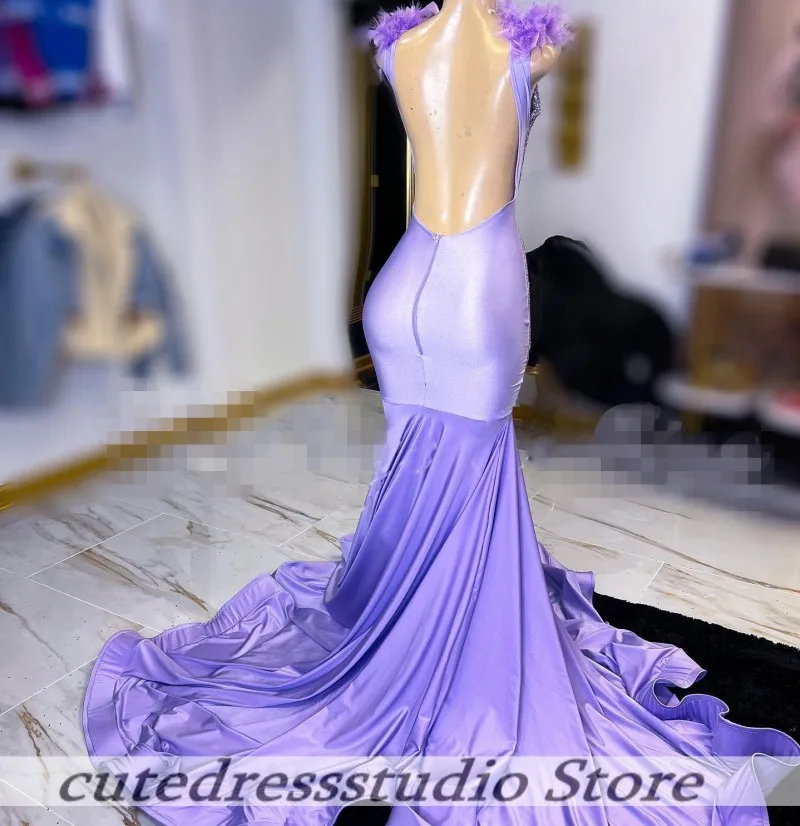 فستان رائع برقبة على شكل V حورية البحر بدون أكمام للحفلات الراقصة موضة مطرز بالخرز ريشة بدون ظهر 2026 فساتين حفلات الزفاف المسائية حسب الطلب