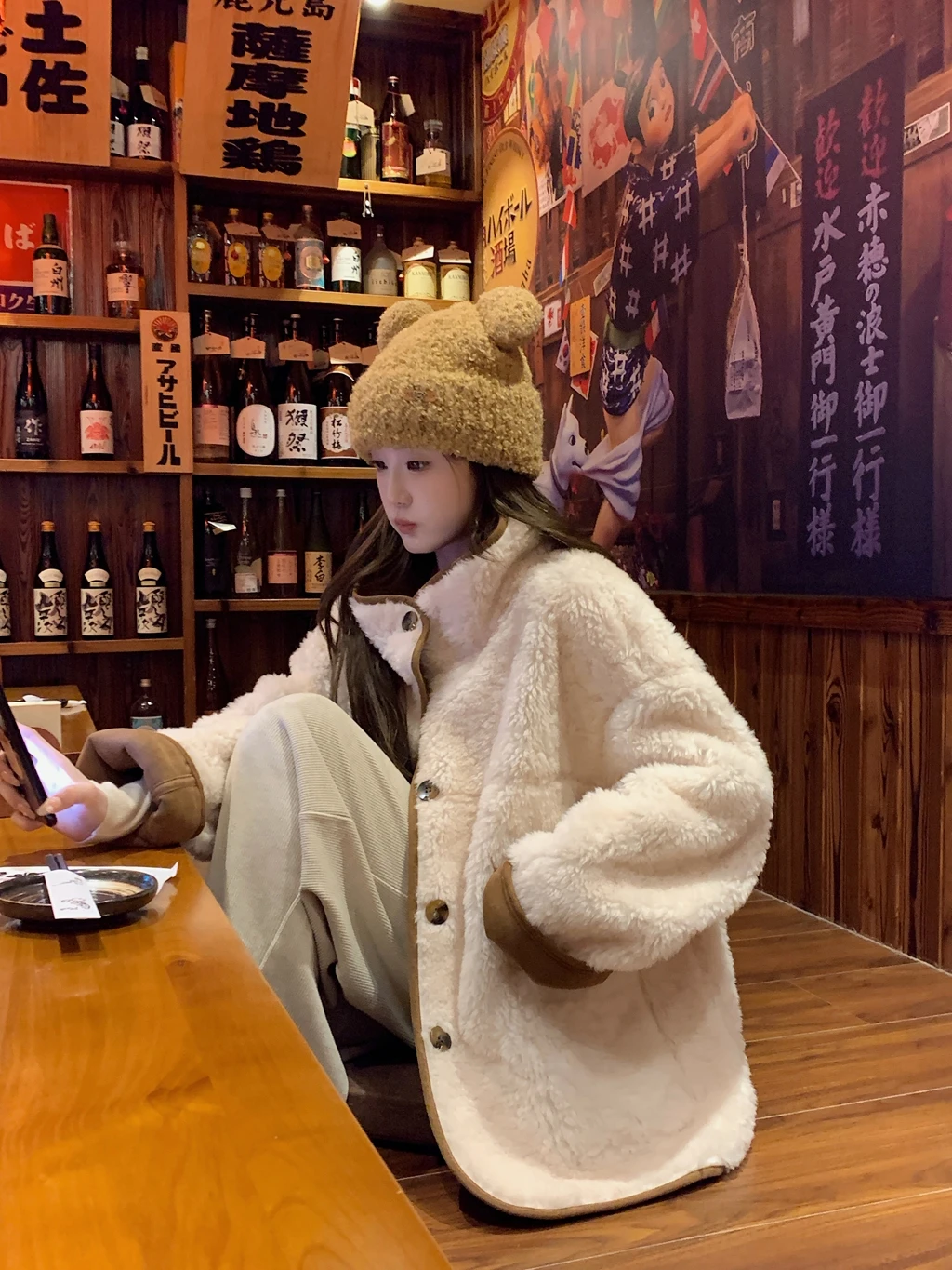 معطف من قطعة واحدة من جلد الخراف والفراء على الوجهين للنساء لشتاء 2025 نمط جديد سميك من جلد الغزال الدافئ والفراء الصديق للبيئة