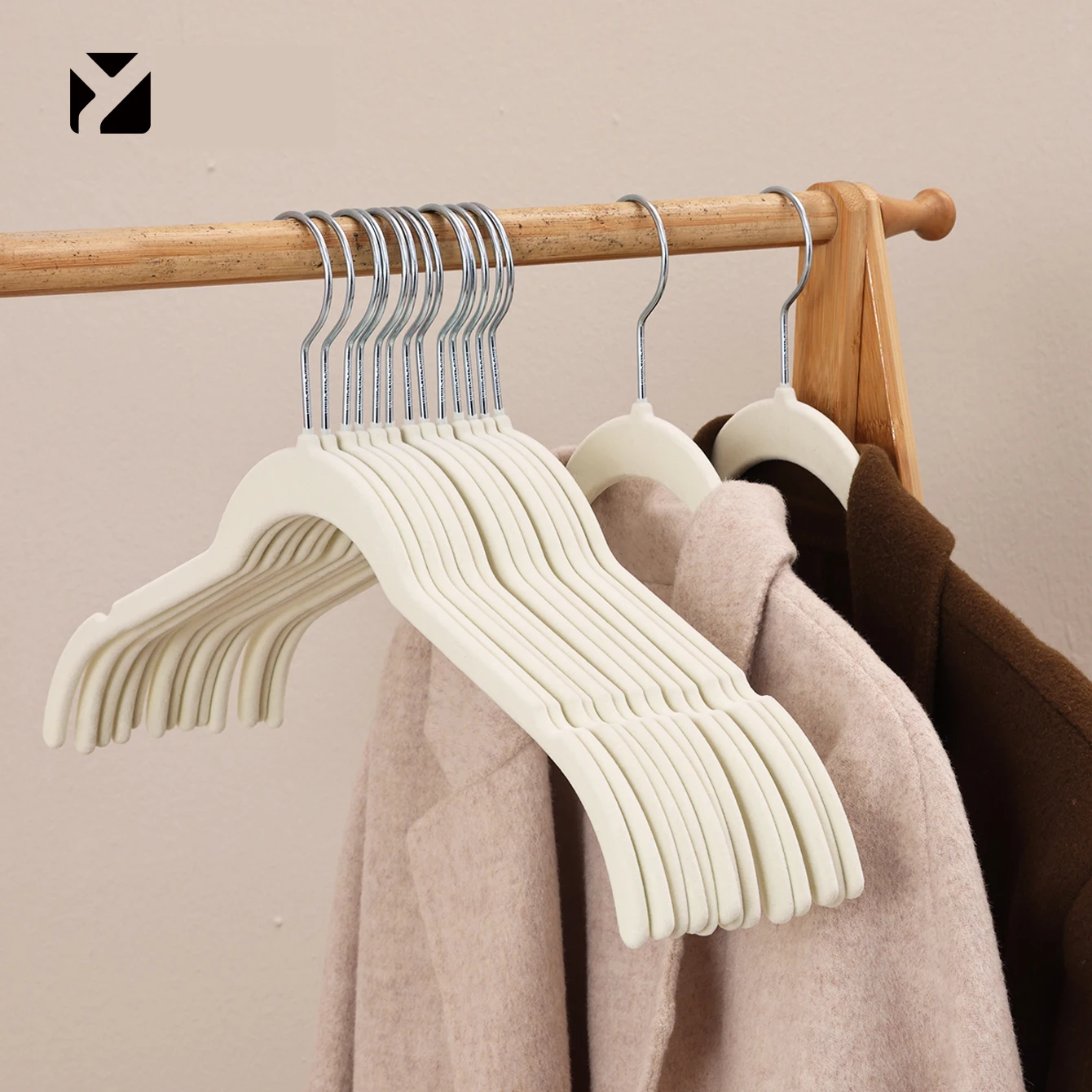 30-Pack of 42cm Trendy Velvet Non-Slip Women's Flocked Hangers, Thick and Durable Plastic Hangers, Protect Shoulders Without Bulging, Won'T Damage Clothes, Very Attractive for Home and Store Use
