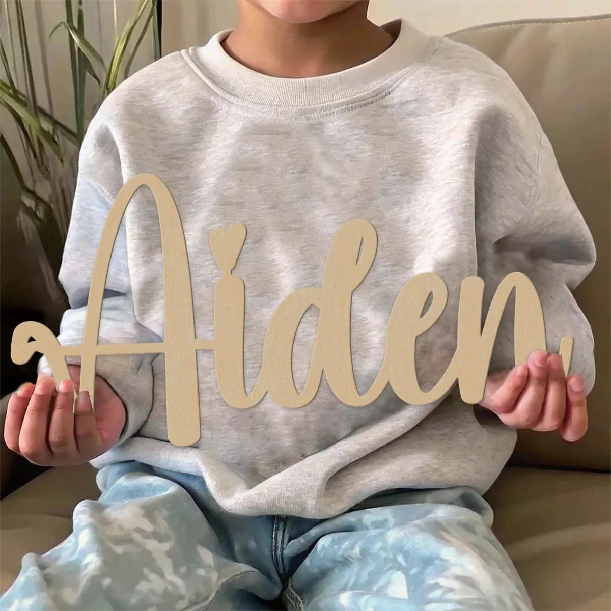 1 customized wooden decorative name tag Personalized letters or names Can be hung on the wall, can be placed, dual-use, family