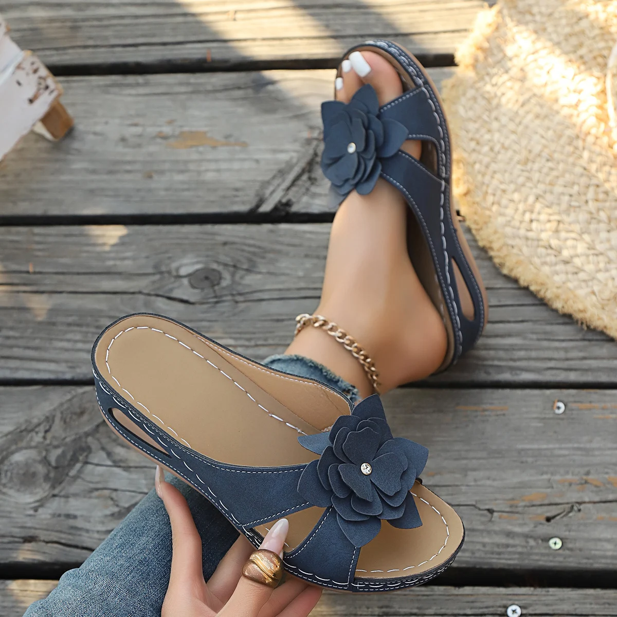 

Летние женские повседневные сандалии на танкетке 2026 года, однотонные, с открытым носком, на толстой подошве, с цветочным декором, трендовые шлепанцы для женщин