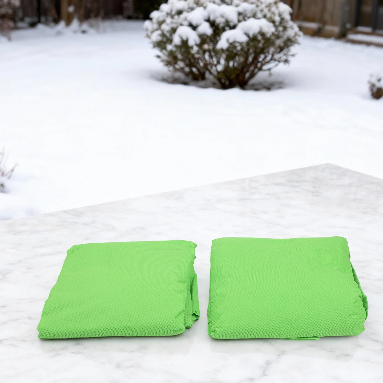 

Зимнее укрытие для растений от заморозков: дышащий нетканый материал для защиты растений и сада