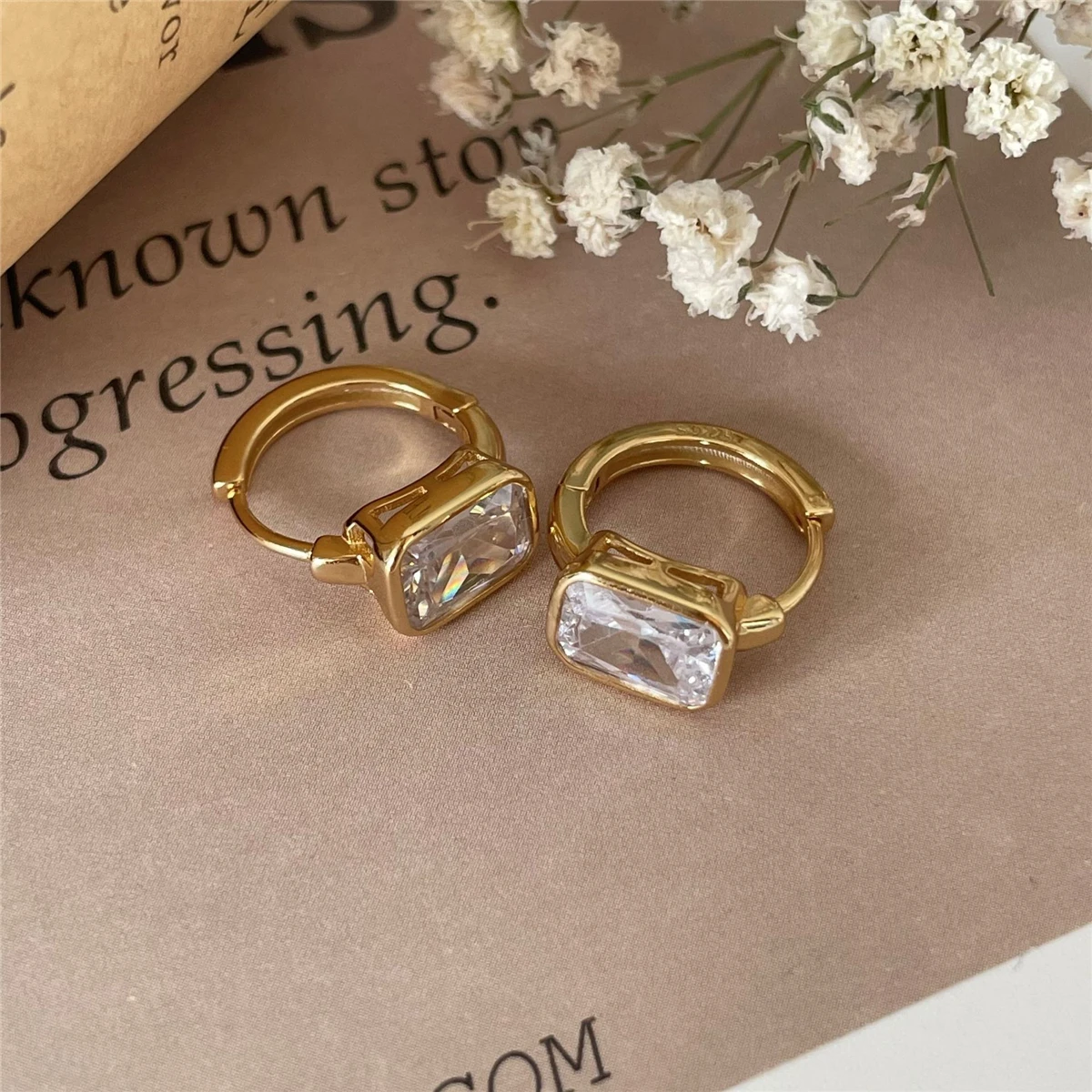 

Lispector 925 Sterling Silver Rectangular Shiny Zircon Hoop Earrings for Women Korean Geometric Circle Ear Jewelry Female Gifts