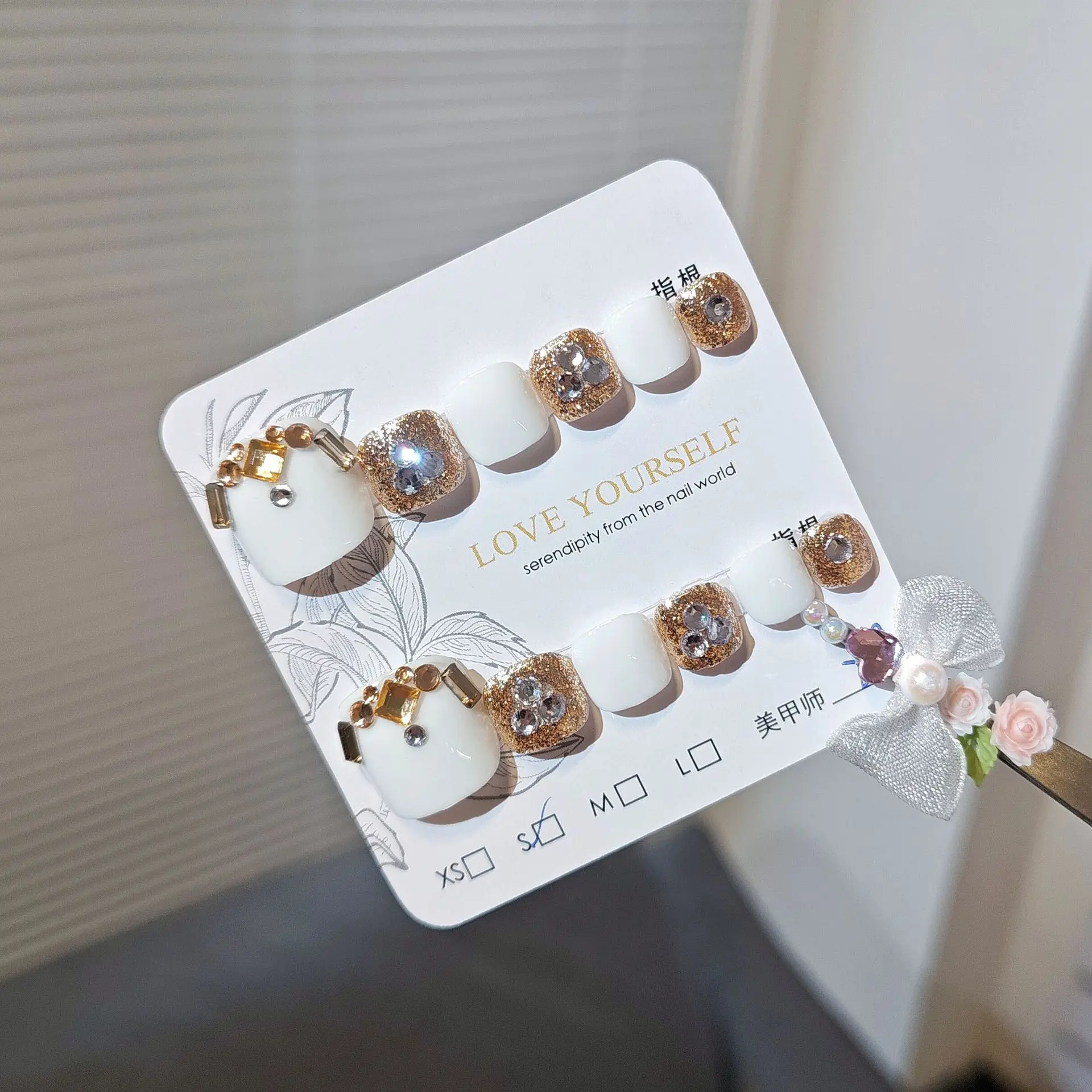 12pcs Handmade กดบนเล็บเท้าเงาทอง Rhinestone ปลอมเล็บเท้าสวมใส่แฟชั่นฤดูร้อน Y2k ปลอมเล็บ