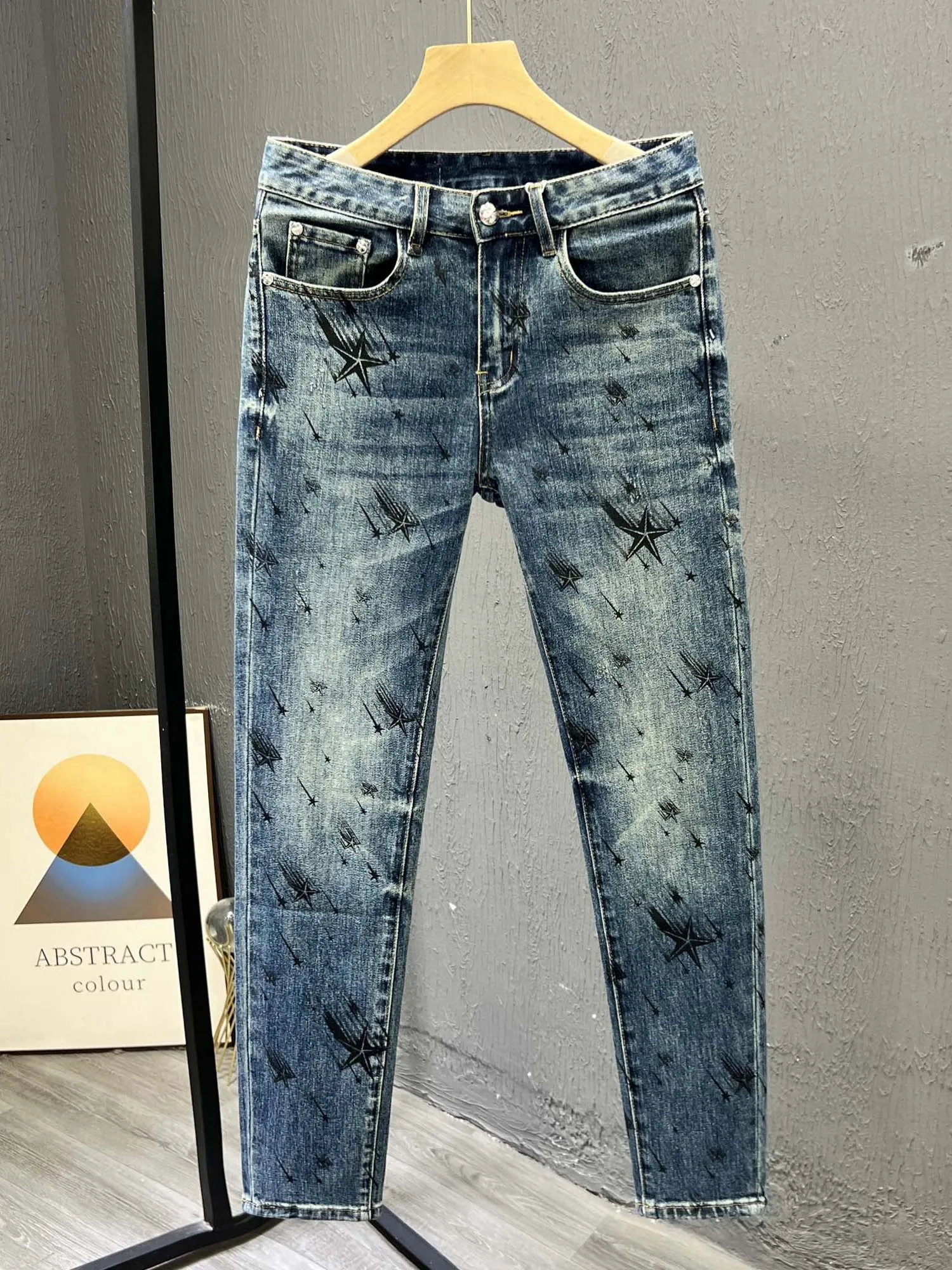 

Мужские джинсы в стиле ретро с принтом, эластичные, зауженные, повседневные брюки со средней посадкой, на молнии, из денима, с узором в виде звезд, для осени