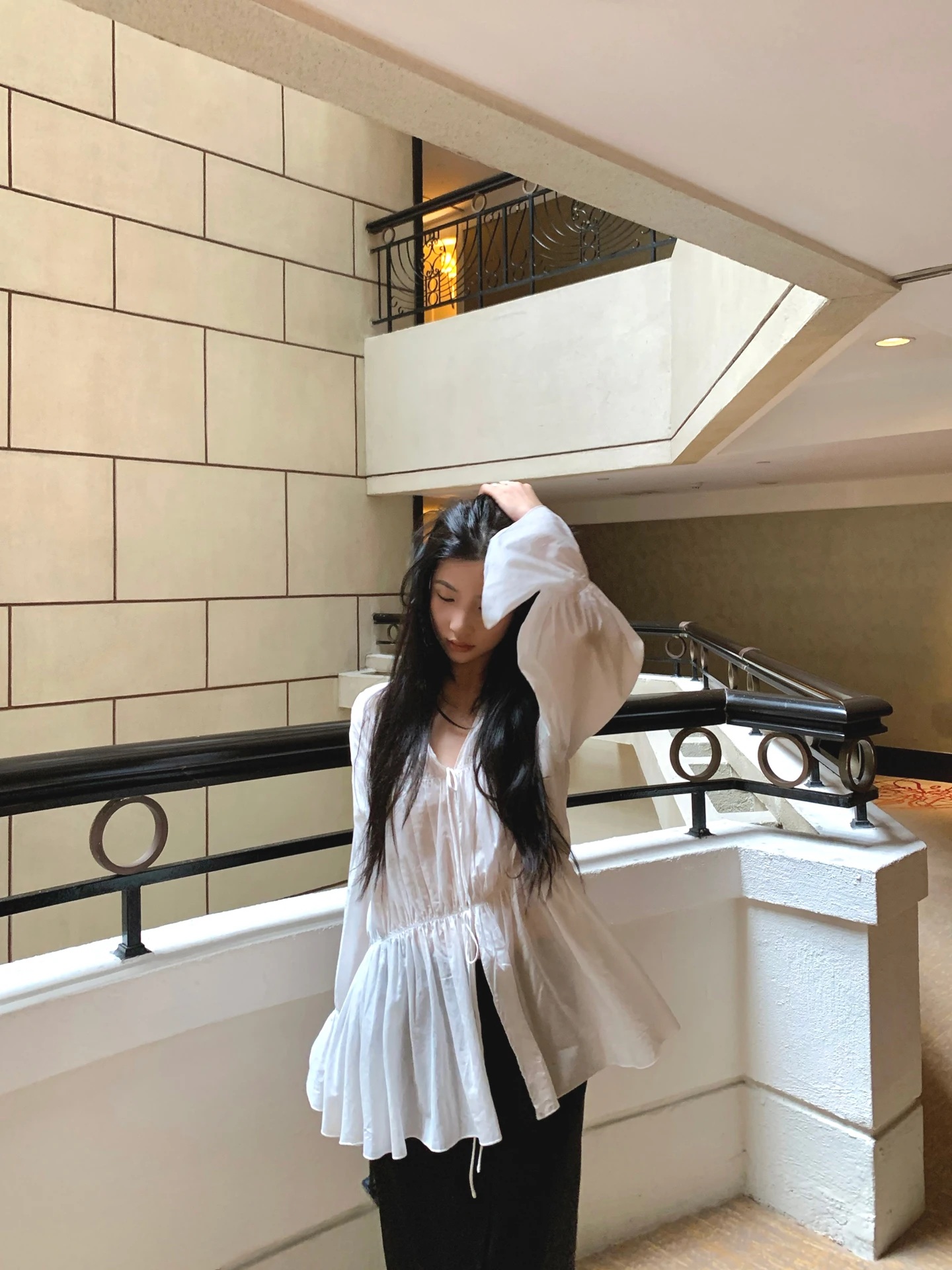 

Легкий хлопковый смесовый белый халат с завязками, длинными рукавами-колоколами, однотонный, во французском стиле, женский, свободного кроя...