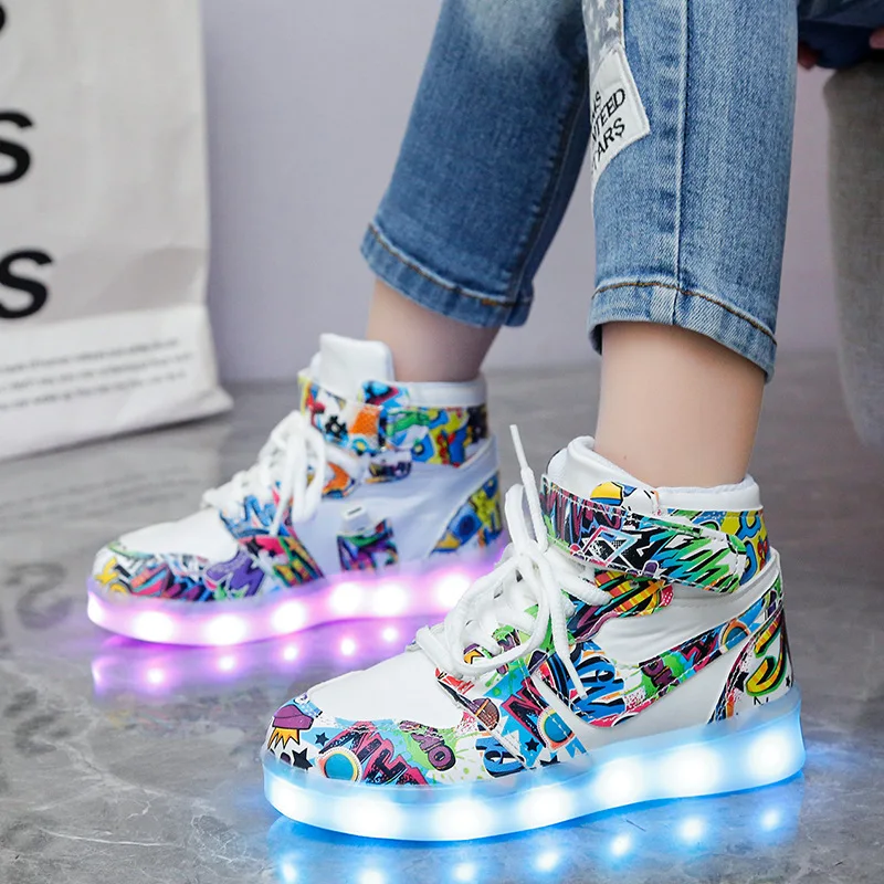 

Новые USB-перезаряжаемые светящиеся кроссовки 2025 года с LED-подсветкой, высокие, разноцветные, мигающие, для мальчиков и девочек