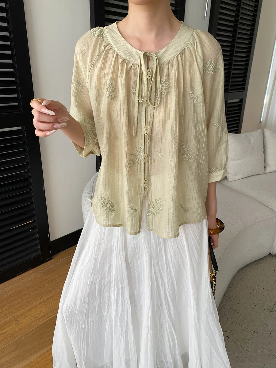 Sommerliches Damen-Shirt in unifarbenem Design mit aufwendiger Stickerei, Rundhalsausschnitt, Schnürung, lockerer Passform und leicht transparentem Stoff. – Detail 13