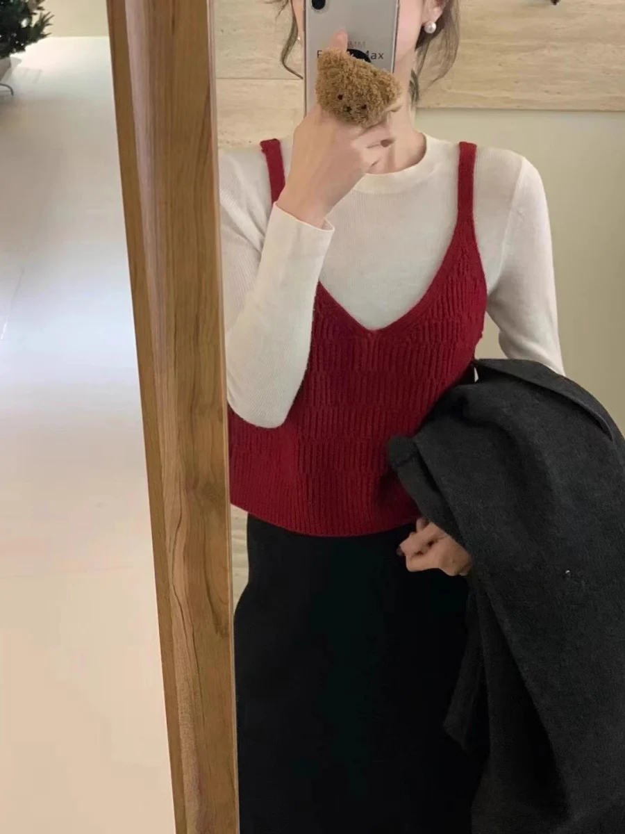 Red Knitted Vest Short V-Neck Slim Fit Women's Inner Wear for New Year's Day Korean Style Layering Top Commute Style Pure Color