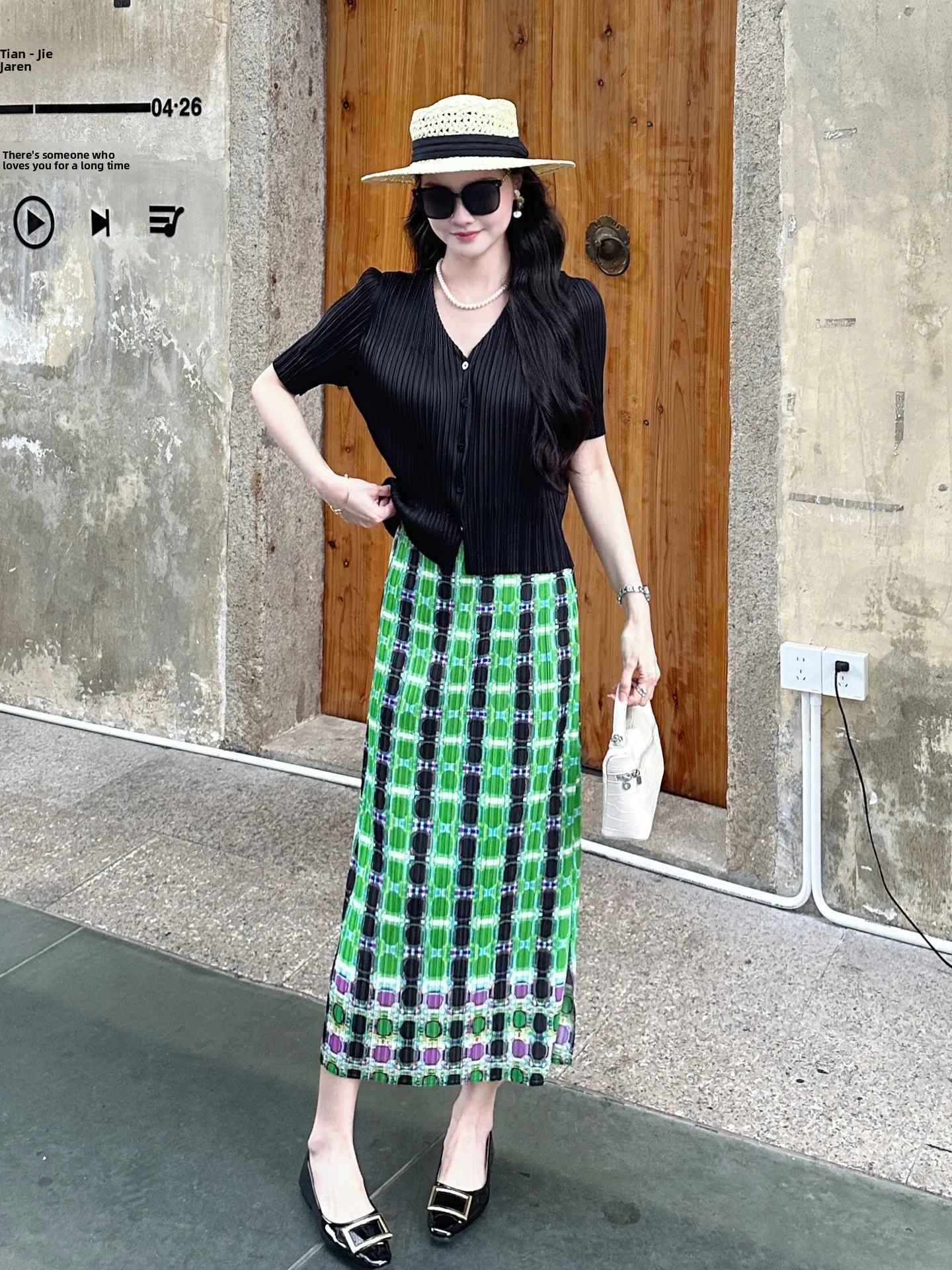 

Black Green Short V-neck Set Three-crease Elegant Summer Fashion Ensemble Polyester Material round Neckline Two-piece Suit