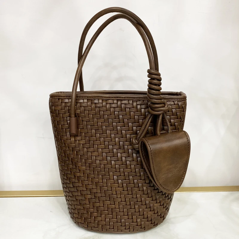 

Сумки-ведра ручной работы для женщин, роскошные дизайнерские сумки, кошельки, новинка 2025 года, плетение из искусственной кожи с внутренним карманом, очки с зажимом на плечо