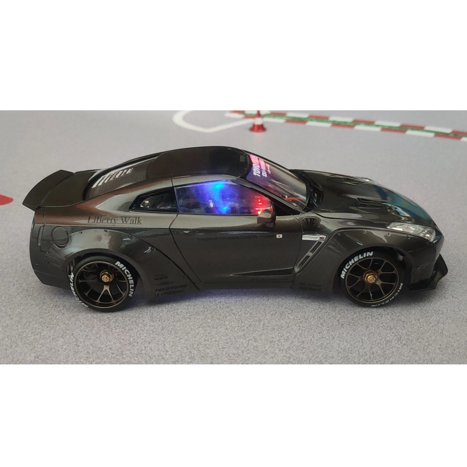 ShareGoo Lot de 4 roues de dérive 1/28 RC avec jantes en métal et pneus en plastique 1/28 compatibles avec Wltoys K969 K989 P929 Kyosho Mini-Z Mini-Q