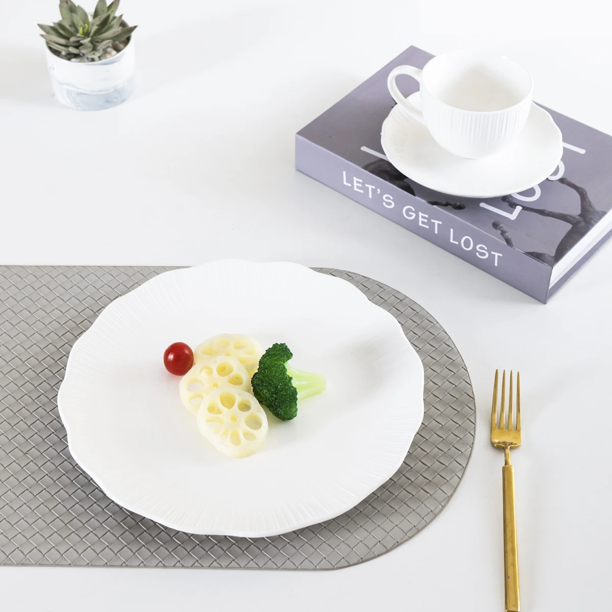 30/40-Piece Porcelain Dinnerware Set Elegant White Ceramic Tableware Set for Home Kitchen Premium Ceramic Bowls and Plates