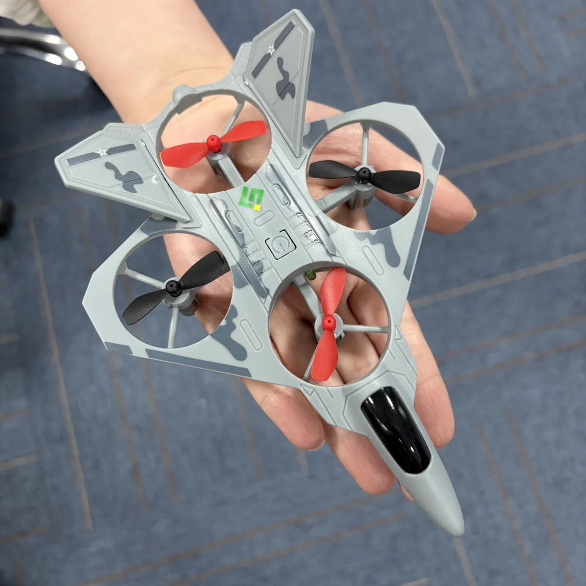 

Радиоуправляемый планер 2,4G, трюковый самолет с дистанционным управлением, один ключ, снятие/шассинг, радиоуправляемый трюк на 360° ° Катящийся квадрокоптер с подсветкой, игрушками