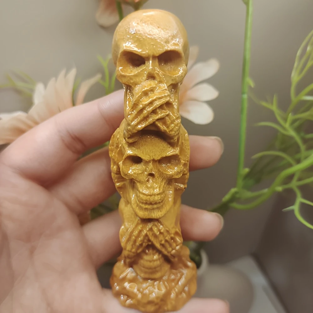 Wooden Carving of Three Skulls Ornament, Halloween and Christmas Decoration, Natural Wood Grain Sculpture for Entryway, No Speaking/No Listening/No Looking Design, Nordic Style Home Crafts, Mysterious Holiday Guardian Decoration