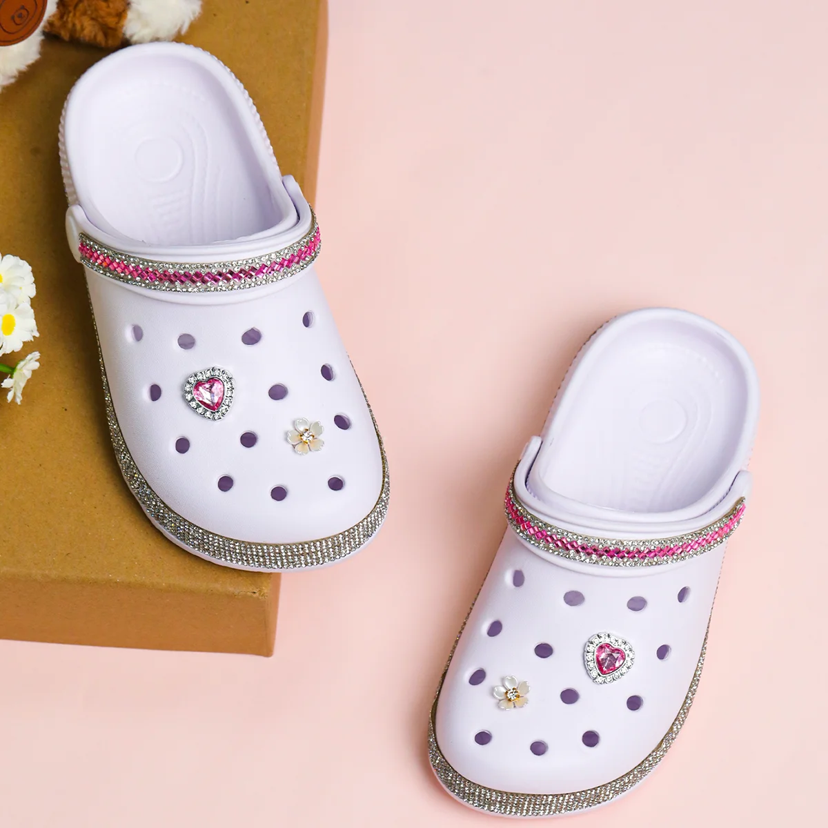 

Bakiak Bocah Wadon sing Gemerlap, kanthi aksesoris pribadi kayata bentuk ati, sepatu taman bocah sing nyaman.