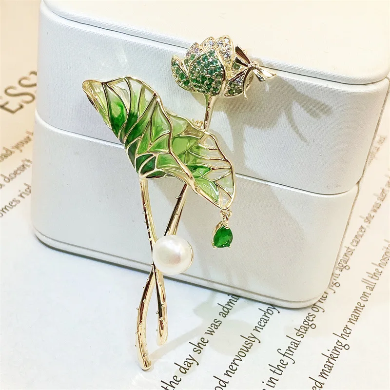 مزاجه اللؤلؤ لوتس زهرة ليف بروش للنساء أنيقة كريستال النبات اليعسوب بروش دبوس الملابس والاكسسوارات الهدايا