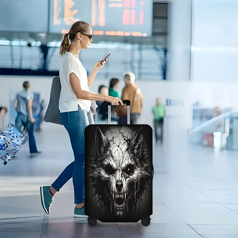 1pc cracked wolf head print luggage cover. Fits suitcases from 18 to 32 inches; effectively protects your luggage