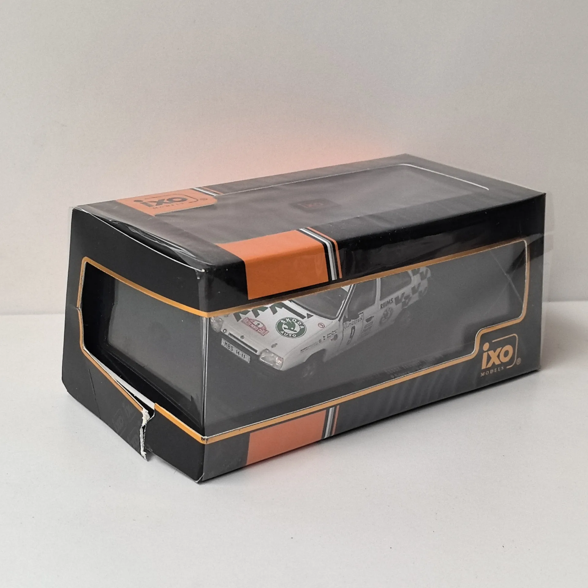 

Box Cracked Paint Surface Defect Diecast IXO 1/43 Scale SKODA Favorit 136L #11 1993 Alloy Car Model Collectible Toy Gift