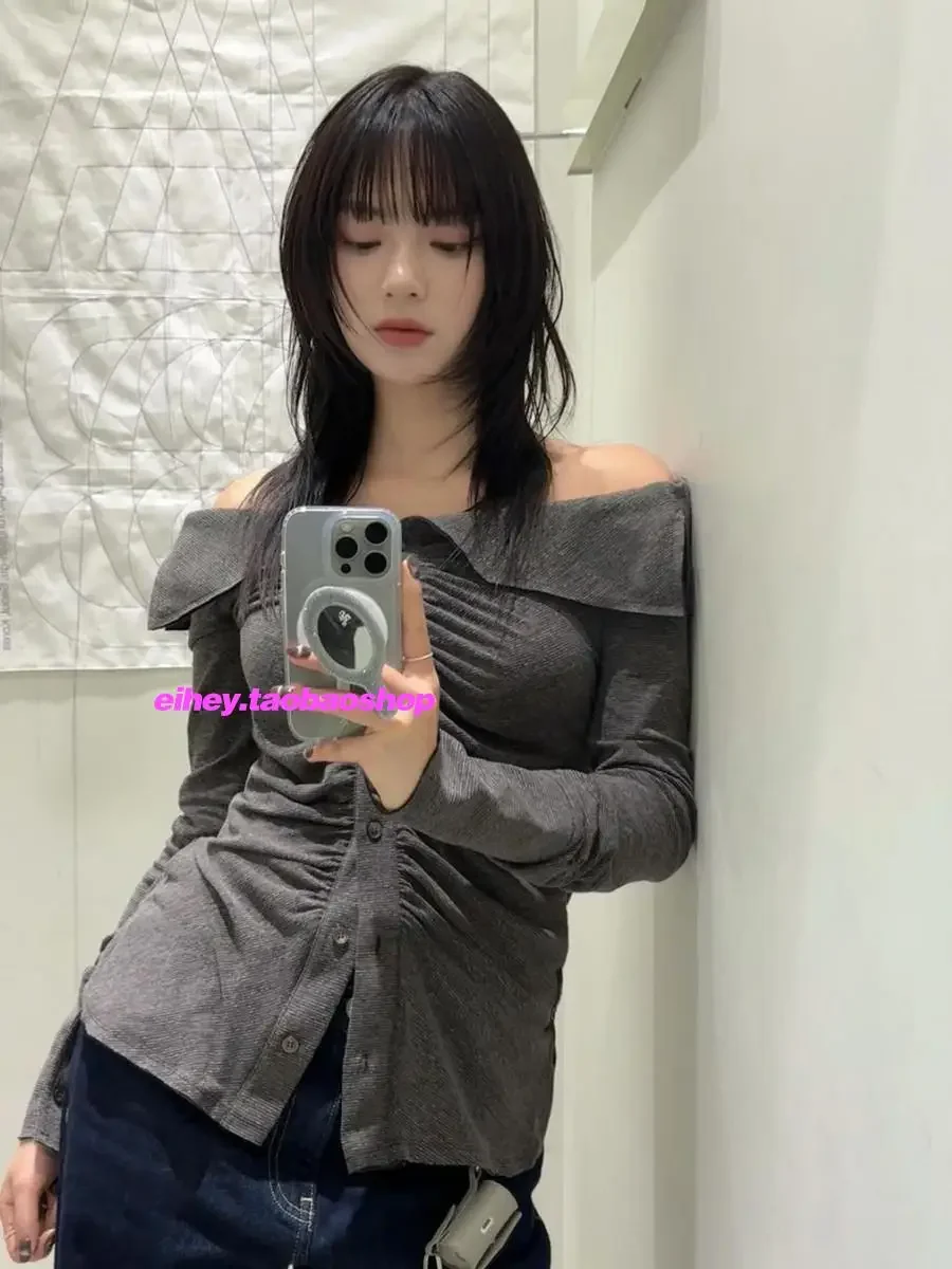 

Корейский стиль, осенняя весенняя женская футболка с открытыми плечами, плиссированные оборки, тонкие универсальные базовые топы на пуговицах, серая, нежная, с открытой строчкой