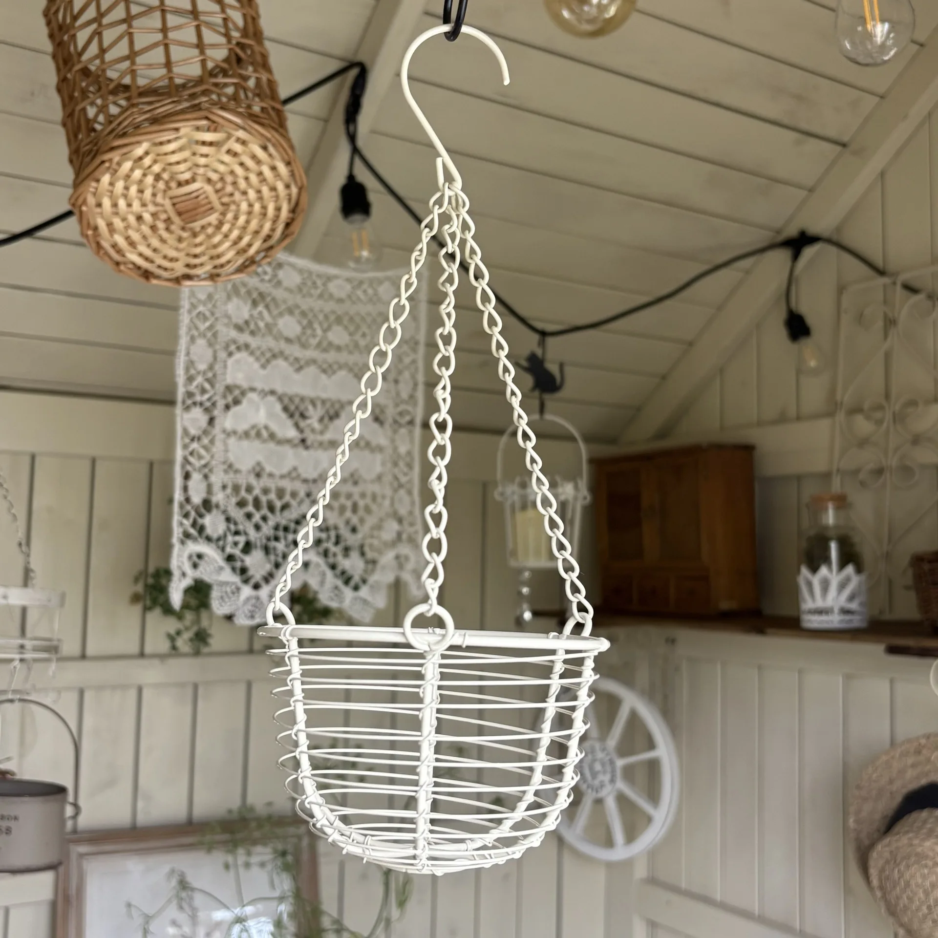 

Metal Hanging Planter for Outdoor,Hand-Crafted Rusty Hanging Basket Plant Holder for Outdoor Indoor Garden, Patio, Deck, Porch