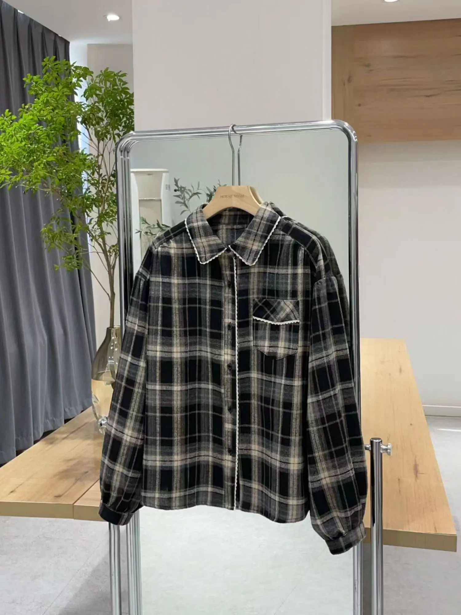 

Женская повседневная свободная рубашка Nuo Xiaola Select 2025 Winter New с воротником-стойкой в клетку, кружевными вставками и пуговицами, длинная