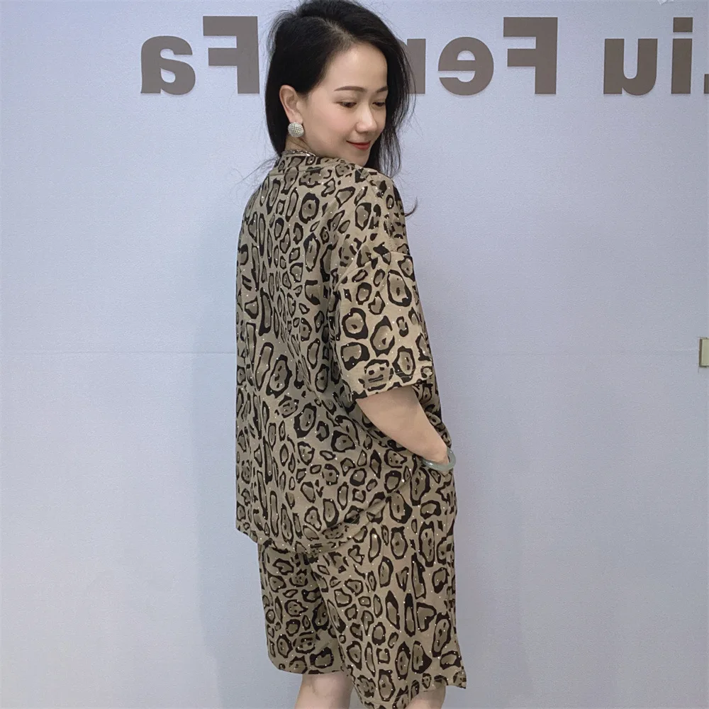 Streetwear leopardo impressão feminina conjunto de duas peças manga curta camiseta cheio de diamantes perfuração quente solto topo + casual perna larga shorts