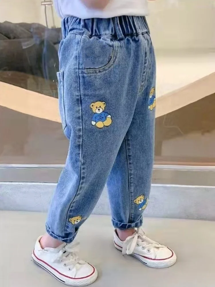 Mädchen-Jeans mit elastischer Taille, Kinder-Jeans mit Cartoon-Bär-Aufdruck, Frühlings- und Herbsthose, Freizeitkleidung für Jungen und Mädchen, 1–8 Jahre – Detail 4