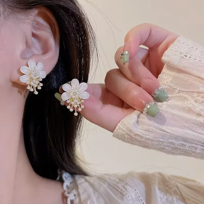 Super immortal temperament pearl flower earrings for women, light luxury, niche high-end feeling earrings wholesale