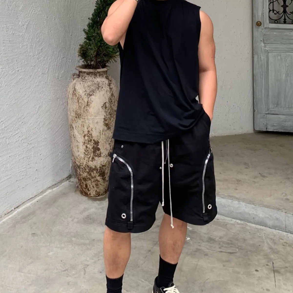 

Мужские черные шорты в американском стиле, летние, новые, повседневные, свободные, с заклепками, карманами на молнии, на шнурке, до колена