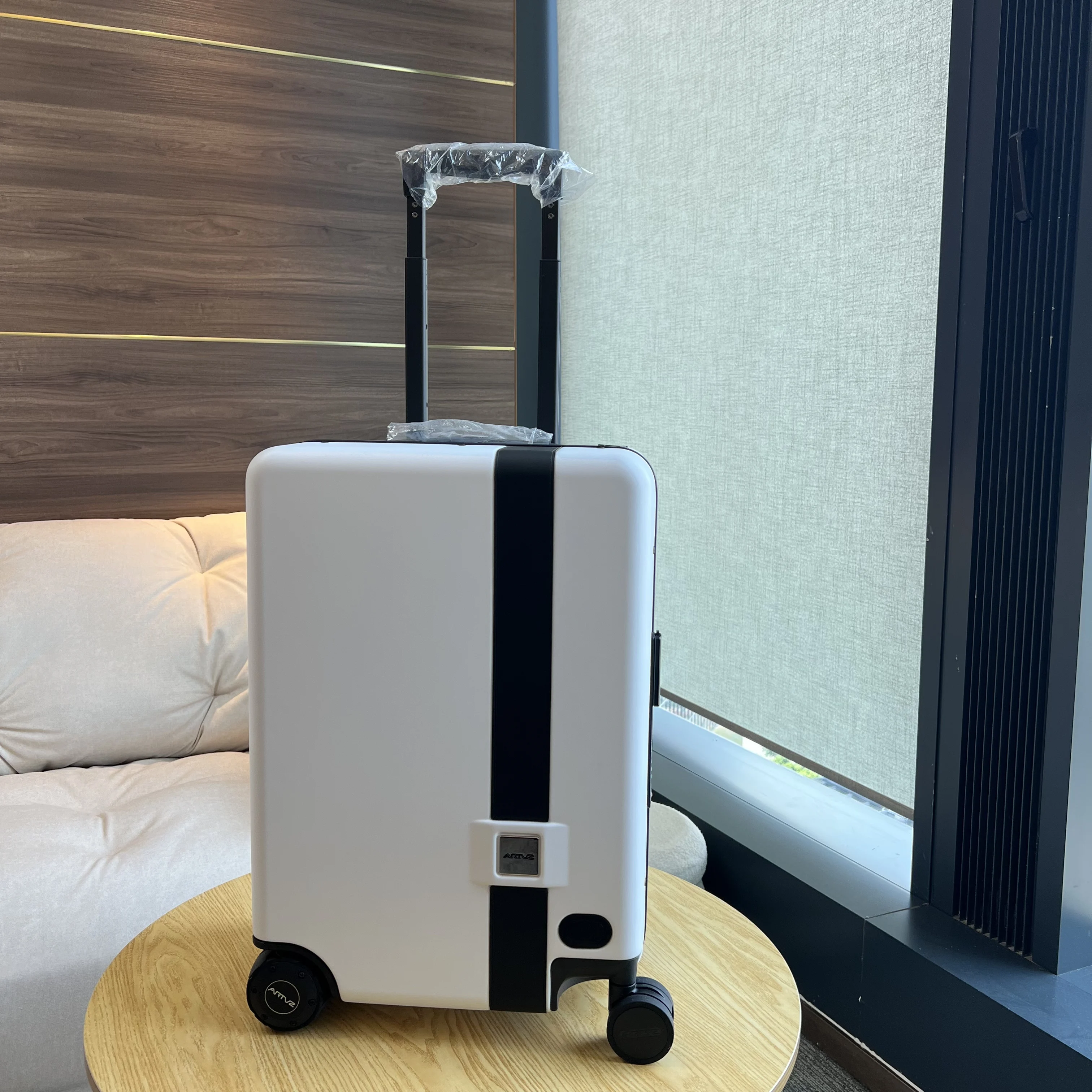Electric Suitcase Large Capacity Multifunctional Electric Boarding Case Rotator Electric Suitcase with Smart Ride Function