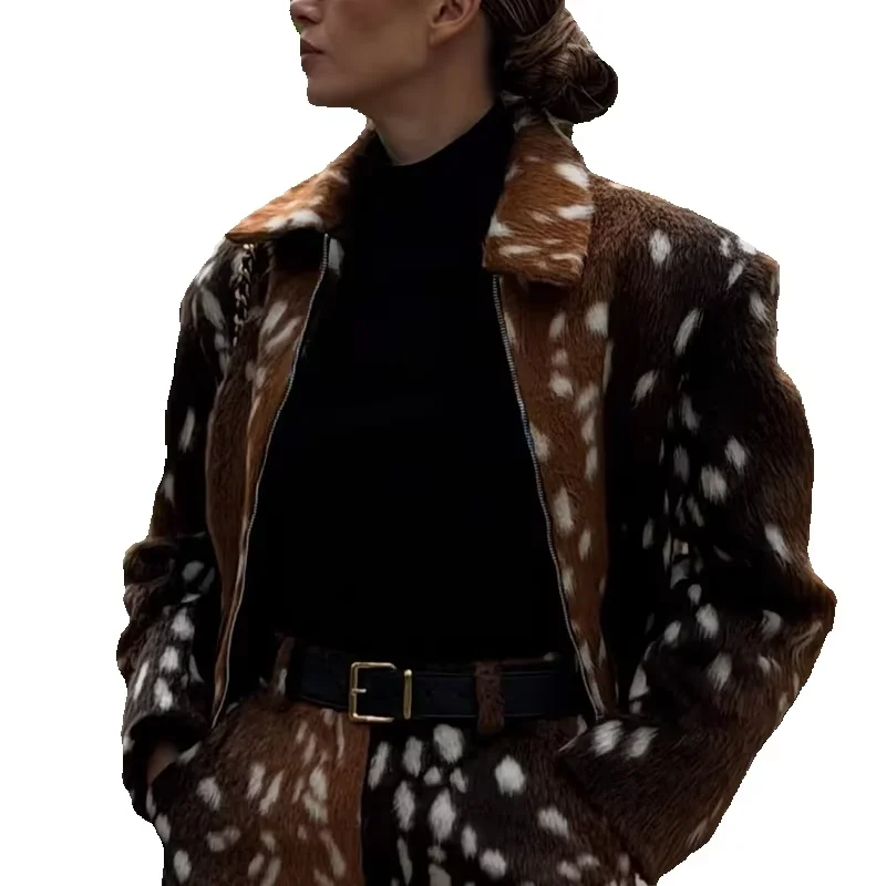 Damska kurtka z nadrukiem Bambi, imitacja futra, z klapami, zapinana na zamek, krótka, brązowa, biała, w kropki, puszysta, zimowa odzież wierzchnia, streetwear. — 2