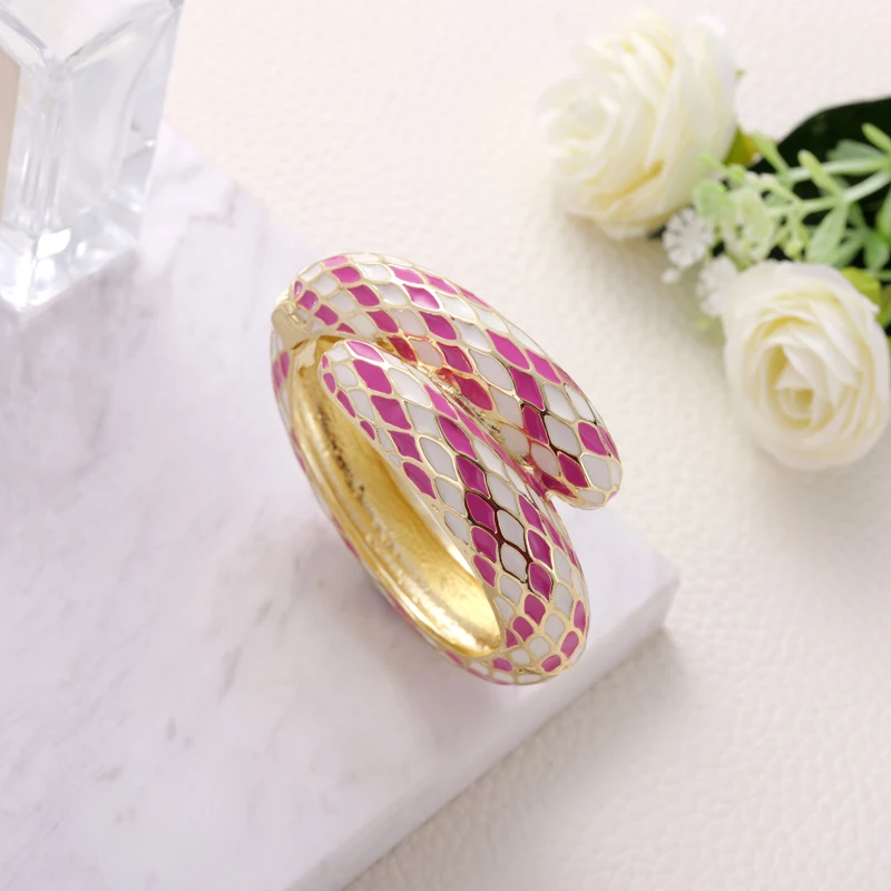 

GrayBirds enamel bracelet with checkered pattern white and hot pink suitable for summer anniversary surprisegift for womenL2005B