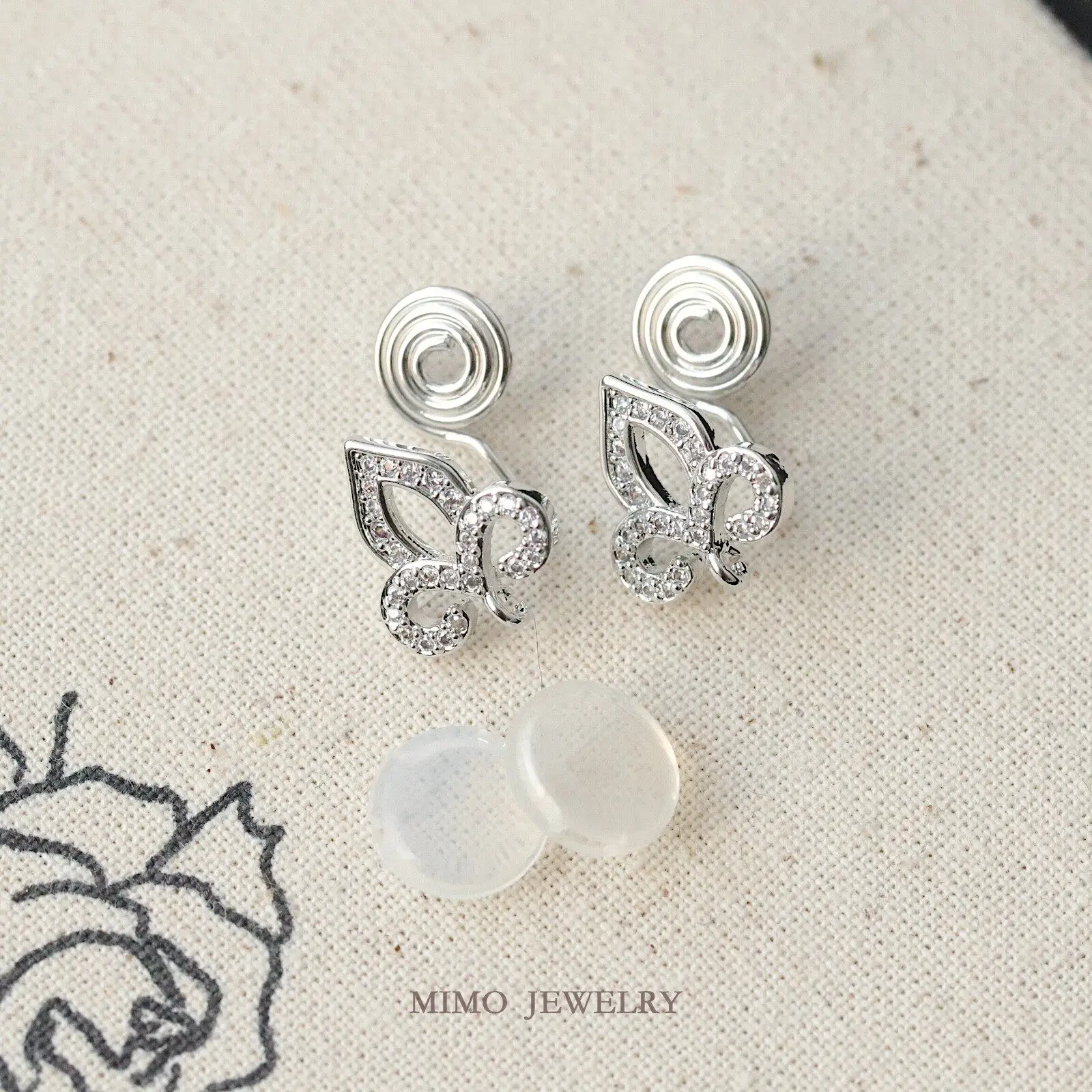 

Copper Plated Gold Micro Inlaid Exquisite Hollow Iris Flower Earrings Ear Clip DIY Earrings Making Supplies Jewelry Accessories