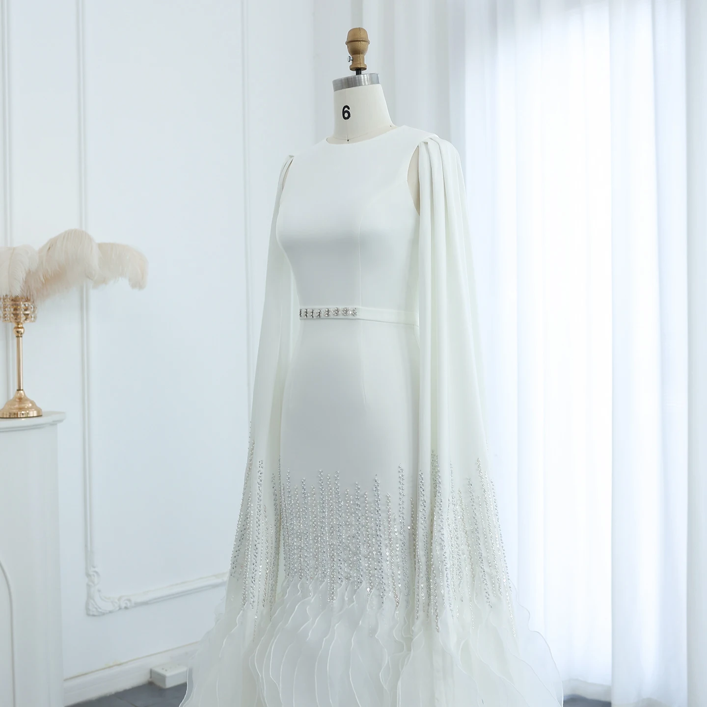 Sharon Said Luxuriöse Meerjungfrauen-Abendkleider in Nude mit Cape-Ärmeln und gestuften Rüschen für arabische Hochzeitsfeiern SS440 Maßanfertigung – Detail 19