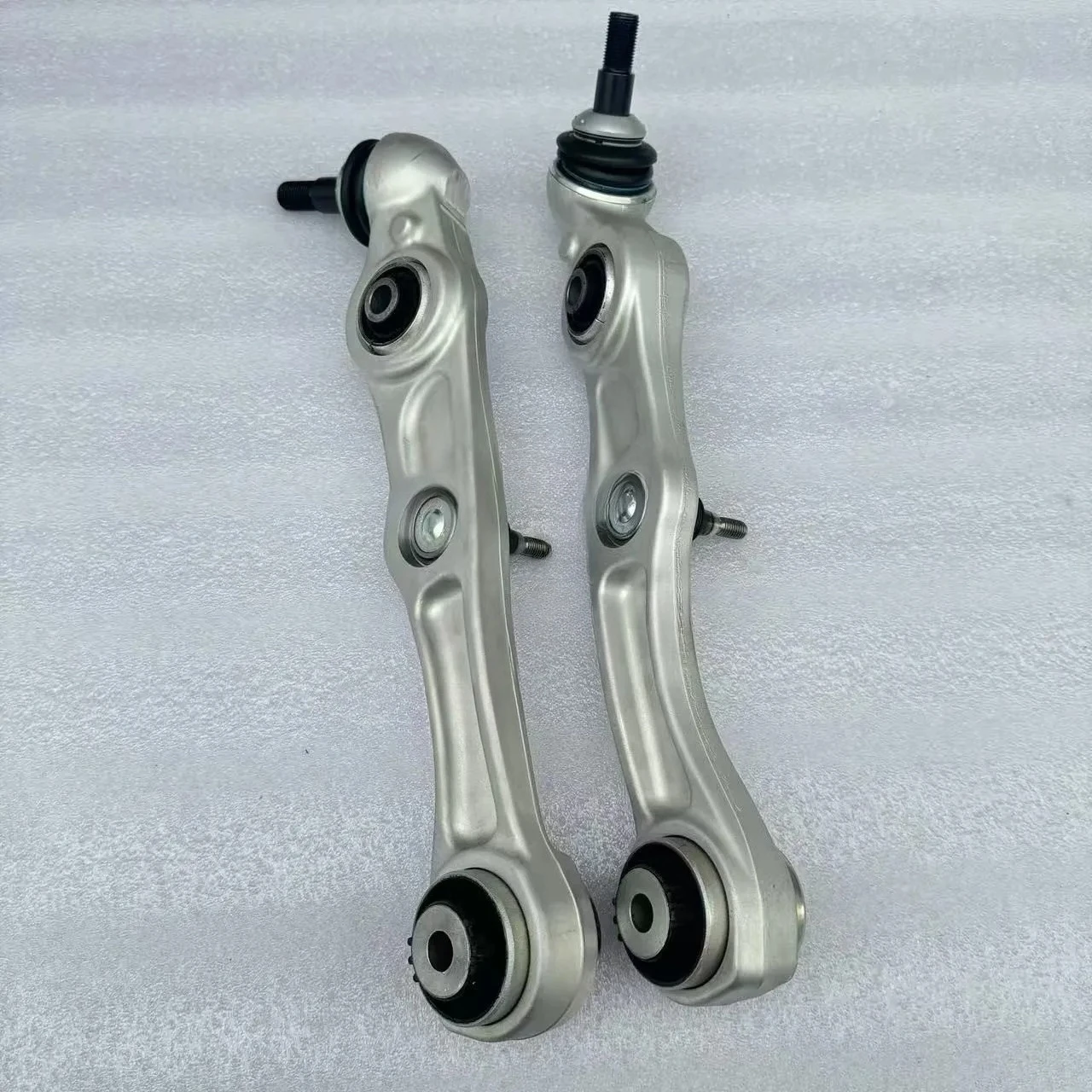 For Rolls Royce Cullinan Front Axle Frame with Left Right Lower Horizontal Swing Arms OE 31106893395 31106893396 Made in China