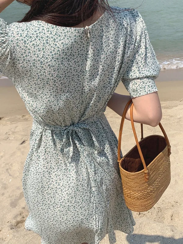 فستان صيفي جديد أنيق بتصميم نحيف مع ربطة عنق مربعة الشكل، أنيق وأنثوي ومناسب لمختلف المناسبات