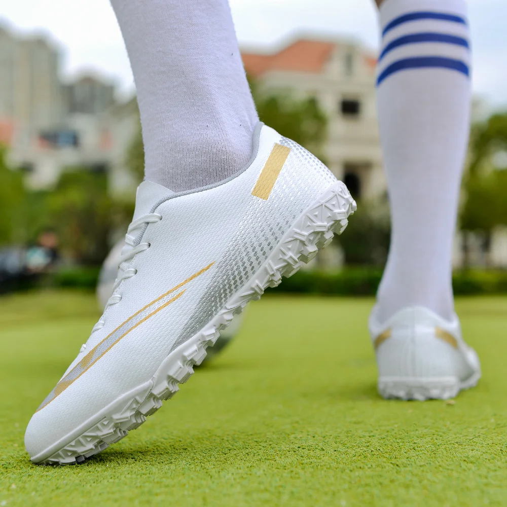 Meninos e meninas unhas compridas sapatos de futebol, esportes juvenis, treinamento ao ar livre, unhas quebradas