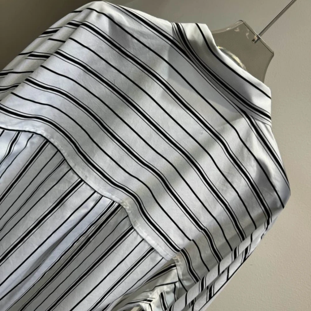 เสื้อเชิ้ตลายทางแนวตั้งทรงหลวมและอเนกประสงค์สำหรับฤดูใบไม้ผลิและฤดูร้อน เสื้อเชิ้ตปกยาวแขนยาวความยาวปานกลาง