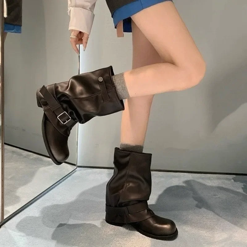 

Новинка 2023 года, женские ботинки с круглым носком, массивный блочный каблук, металлическая пряжка, сложенные, винтажные ботильоны в стиле ретро, осенне-осенняя обувь