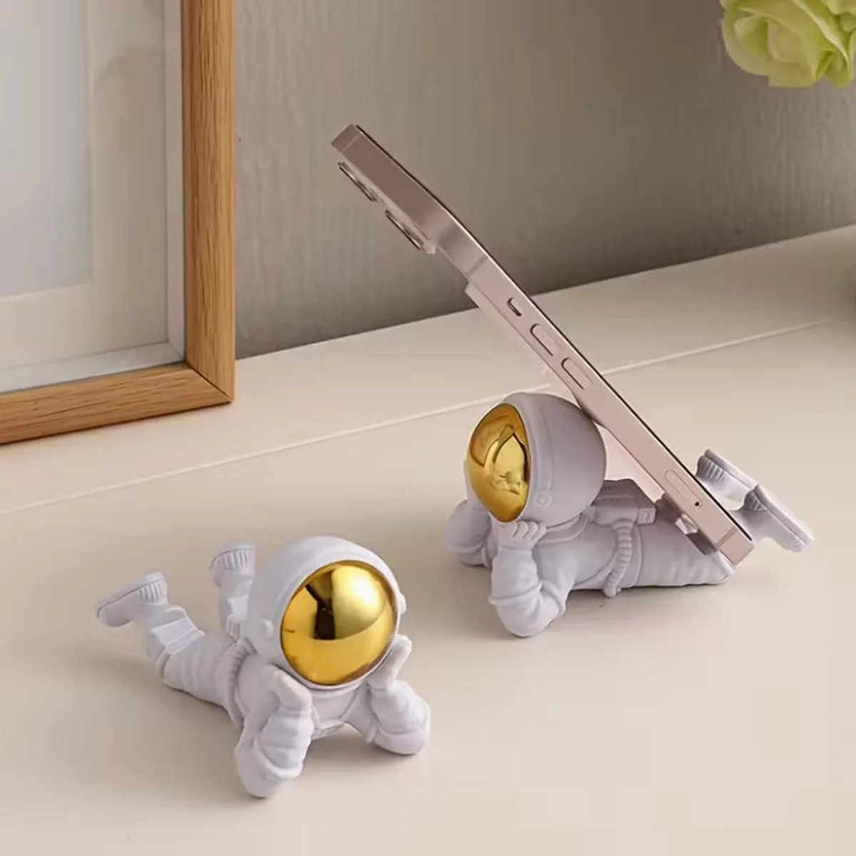 

Настольное украшение из полимерного материала, держатель для телефона космонавта из белого золота, украшение для стола в спальне, небольшой предмет