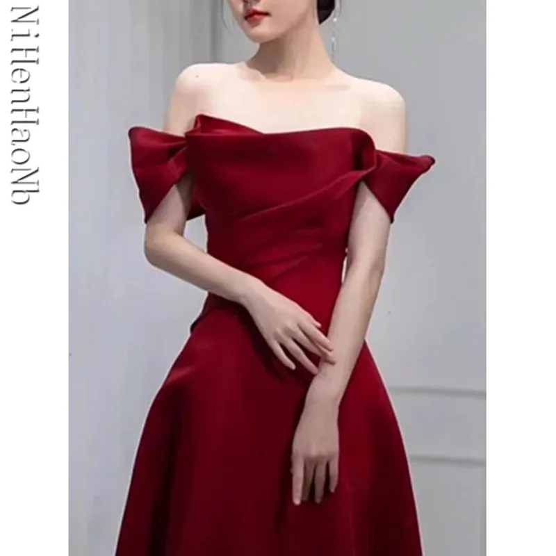 ชุดราตรีสีแดงซาตินสำหรับงาน Quinceanera คอเรือ แบบเปิดไหล่  ชุดราตรีทรงเอไลน์  ชุดค็อกเทลสุดหรู