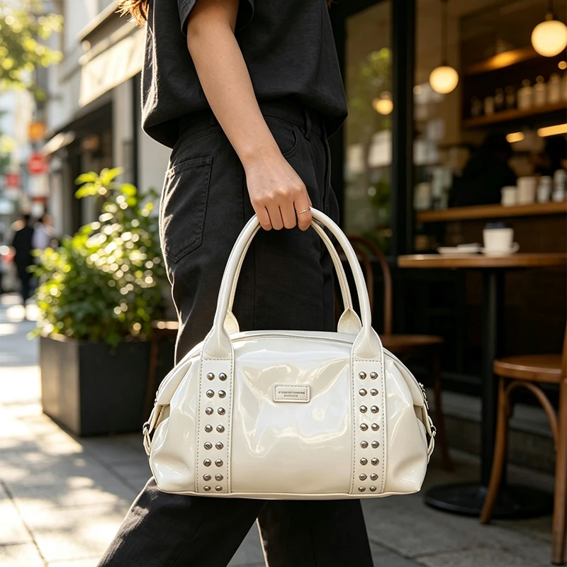 Metallnieten-Besetzte Boston-Handtasche, Stilvolle Damen-Umhängetasche mit Nieten-Dekor und Reißverschluss, Vintage Unterarmtasche, Große Kapazität Shopper-Tasche – Detail 10