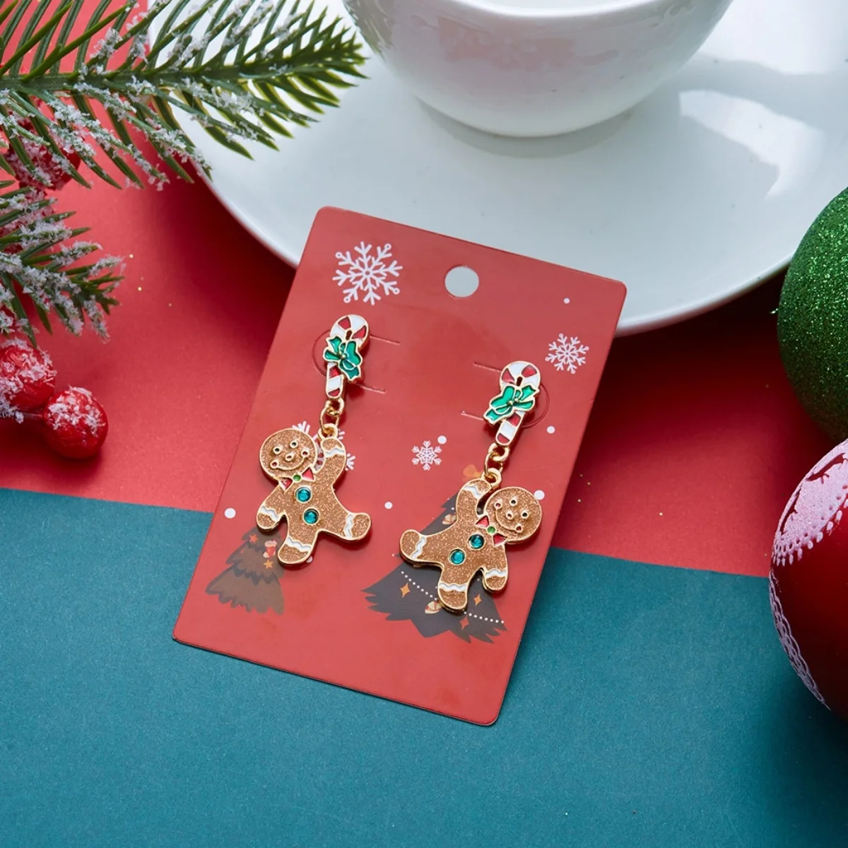 Weihnachtliche Emaille-Ohrringe mit Weihnachtsmann, älterer Dame, asymmetrischem Design, für Damen, mit Motiven von Rentier, Schneeflocke, Lebkuchenmann und Süßigkeiten, Schmuck. – Detail 19