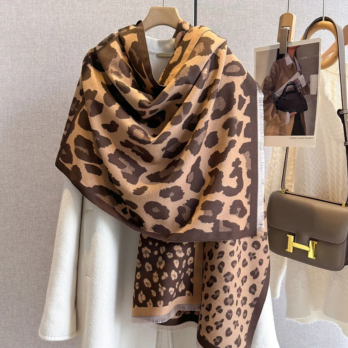 2024 New Women Leopard Print Cashmere Scarf Luxury Brand Winter Thick Warm Scarf Long Fringed Shawl Fashionable Pashmina Blanket