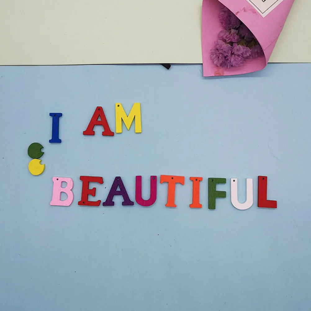 200 szt. Kolorowe drewniane wycinanki z literami, gładka powierzchnia, rękodzieło DIY, lekkie zabawki edukacyjne Montessori dla dzieci