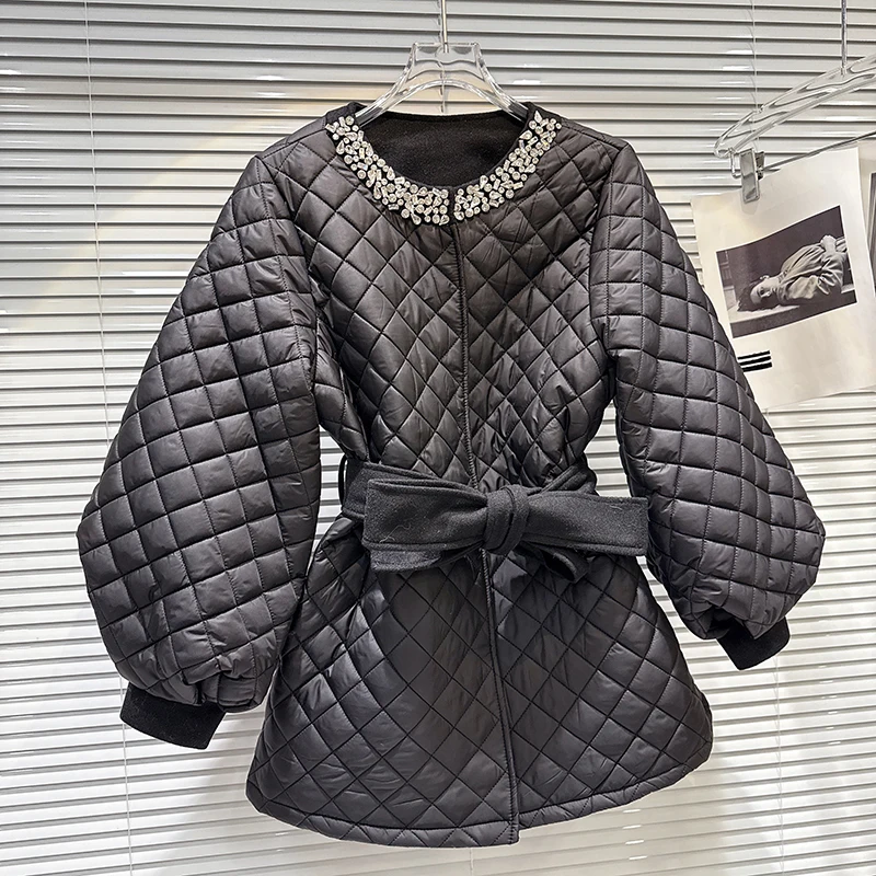 2025 شتاء جديد الماس شبكة نمط ضغط القطن الخصر الدانتيل متابعة سترة قطن فضفاضة المرأة المتخصصة تصميم فريد الشعور معطف