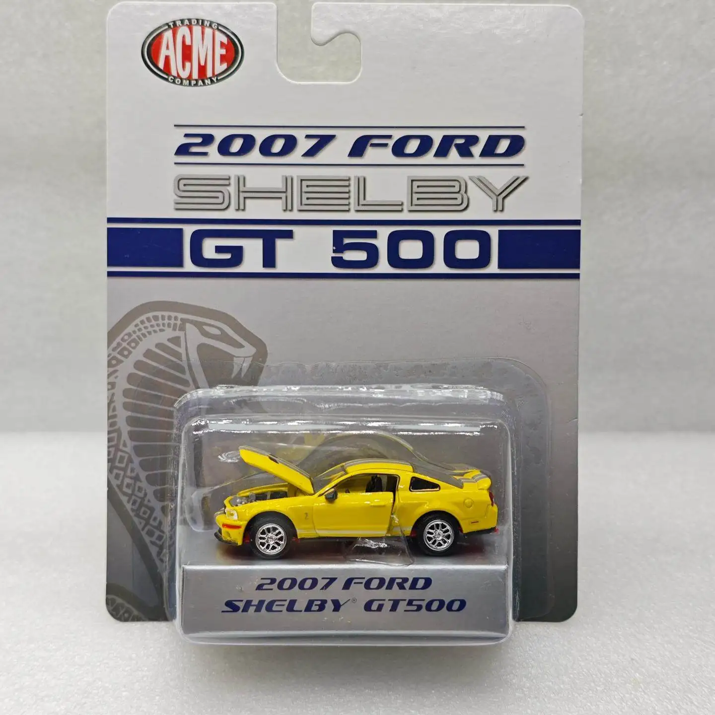 

Коллекционная модель автомобиля ACME 1:64 2007 Ford Shelby GT500, желтая, 64002, серия Hidden Edition, с красным шасси, литая из сплава