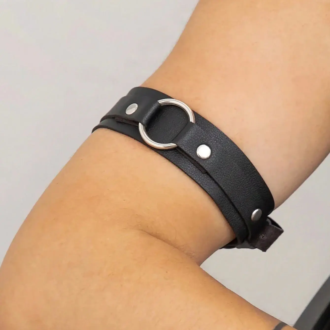 1pc Men\'s Black PU Leather Fashion Arm  Men\'s Punk Style Black Leather Arm Bands As Fashion Performance Accessories